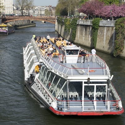 Un bateau mouche sur la Seine devant Notre-Dame-de-Paris