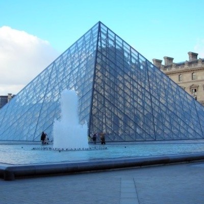 La pyramide du Louvre à Paris