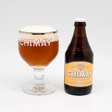 Une bouteille de bière Chimey triple et son verre