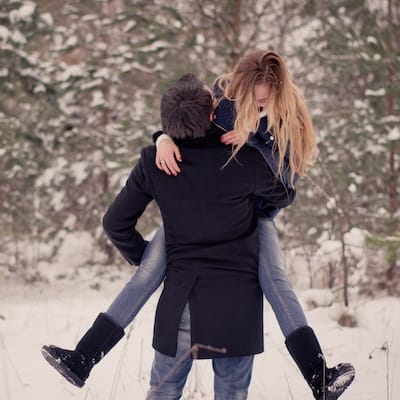 Un couple amoureux se prend dans les bras dans la neige