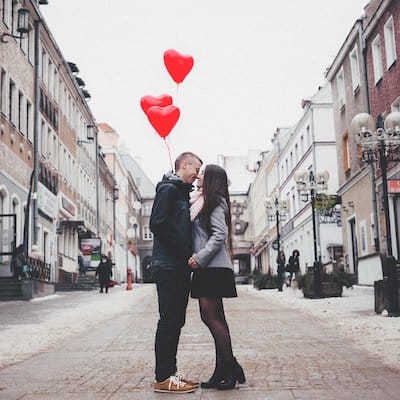 Couple amoureux qui s’embrasse dans une rue