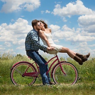 Couple amoureux qui fait du vélo