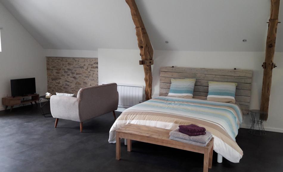 les hauts de bagadou chambre avec canapé et télévision
