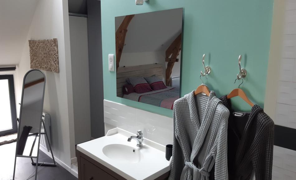 les hauts de bagadou salle de bain avec peignoir en nid d'abeille