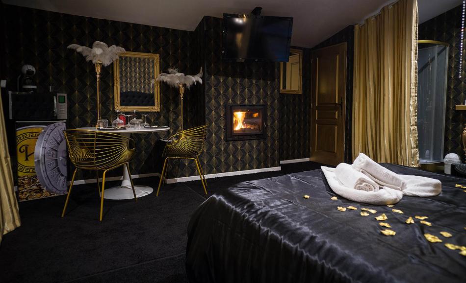 L'Hacienda La Demeure chambre La Souveraine cheminée télévision chaises en or kitchenette