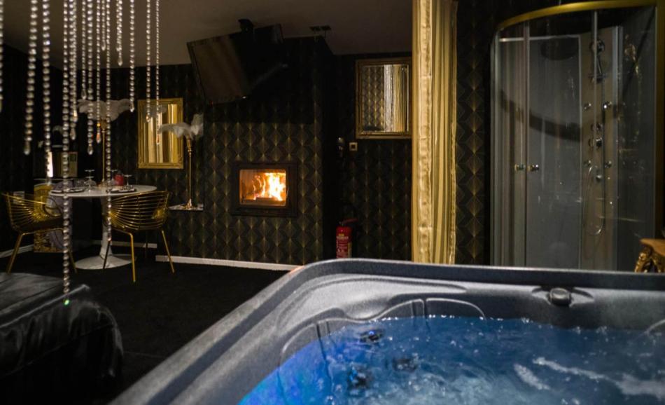 L'Hacienda La Demeure chambre La Souveraine jacuzzi