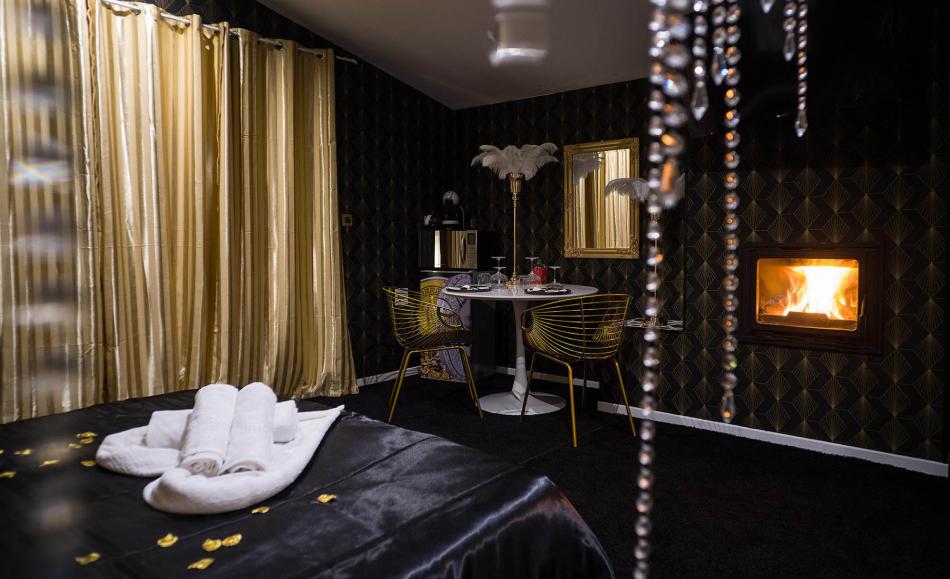 L'Hacienda La Demeure chambre La Souveraine lit avec serviettes roulées et table dressée