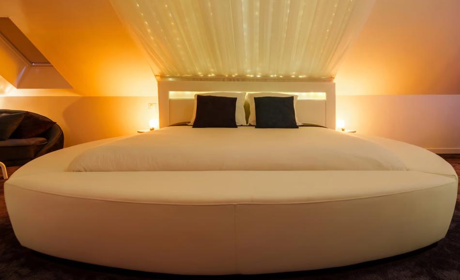 L'expérience enchanteresse loveroom en bretagne avec fauteuil tantra