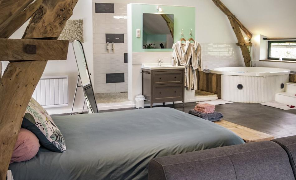 les hauts de bagadou lit et jacuzzi salle d'eau
