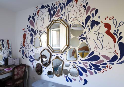 La Sensorielle loveroom Nantes murs de miroirs et fresque de Mathilde Gÿo