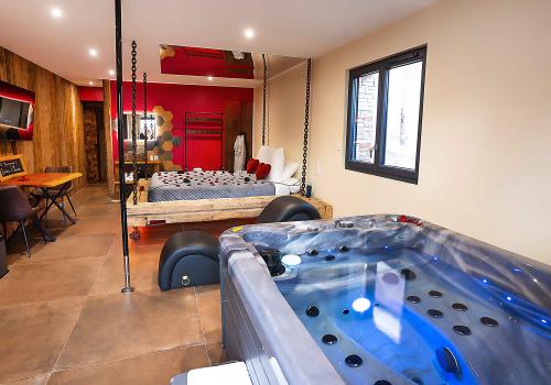 Les biquettes amoureuses loveroom avec jacuzzi en Alsace Olé Olé