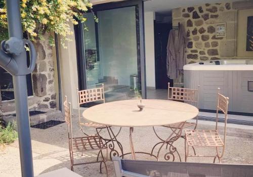 L'Escapade amoureuse ardéchoise nuit romantique avec jacuzzi