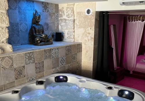 L'excellence love room avignon jacuzzi lumière du jour