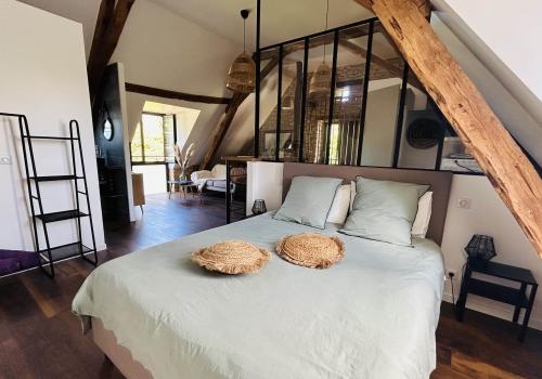 Les Noyers de Gaudelle - chambre avec poutres apparentes gîte romantique Lot