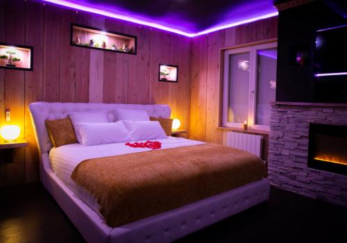Lodge des charmes - chambre avec lit king size et miroir au plafond