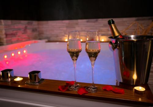 Lodge des charmes - jacuzzi et champagne