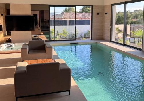 Villa Cara loveroom dans le Var avec piscine intérieure et jacuzzi
