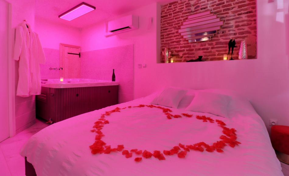 Divin night spa nuit romantique toulouse lit avec pétales de roses en coeur