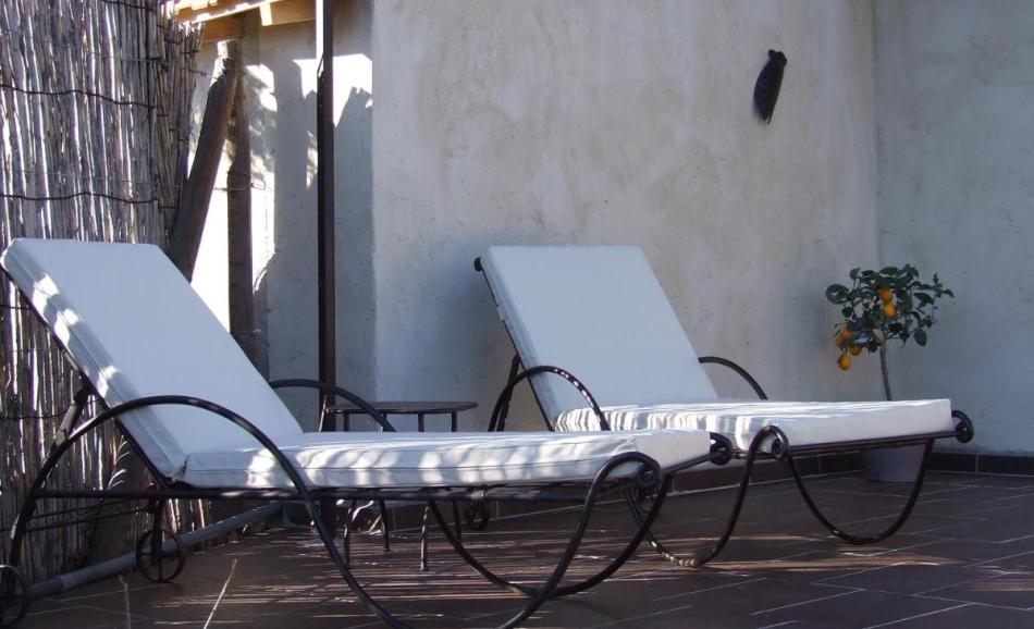 Une parenthèse pour deux : terrasse sous le soleil de provence