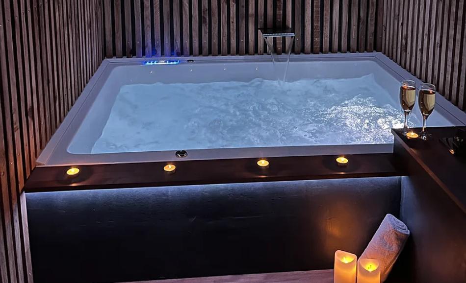 Suite B Spa loveroom pour une nuit romantique à Toulon dans une chambre avec jacuzzi privatif