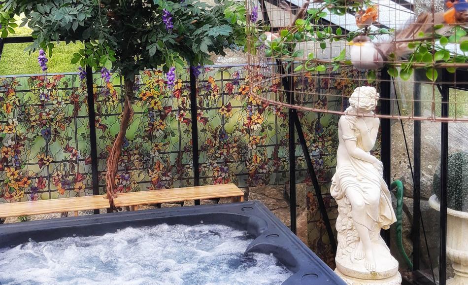 jardin d'hiver avec jacuzzi et statue grecque antique