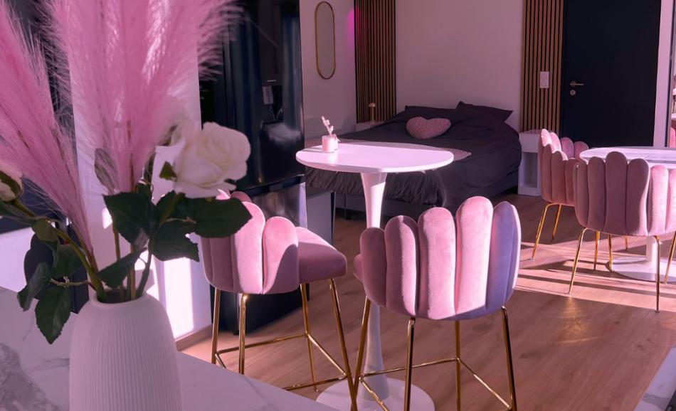 Pink Room by Loveroomeo loveroom à Pontarlier dans le Doubs