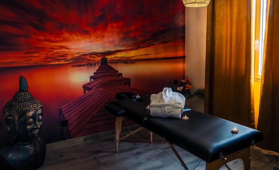 love room vias La Villa des Charmes nuit insolite dans l'Hérault table de massage