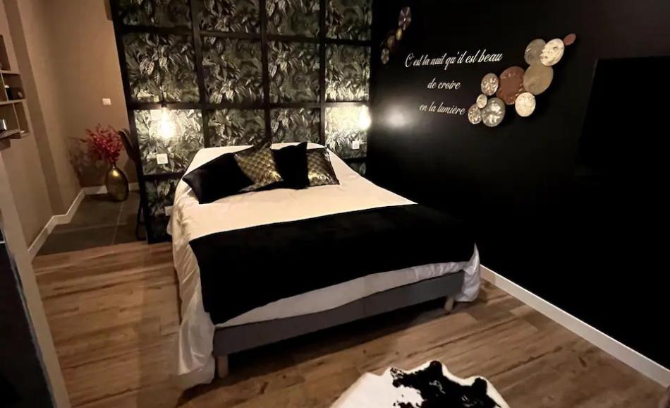 Au Coeur du spa le gite Sérénité une loveroom avec spa privatif à Calais