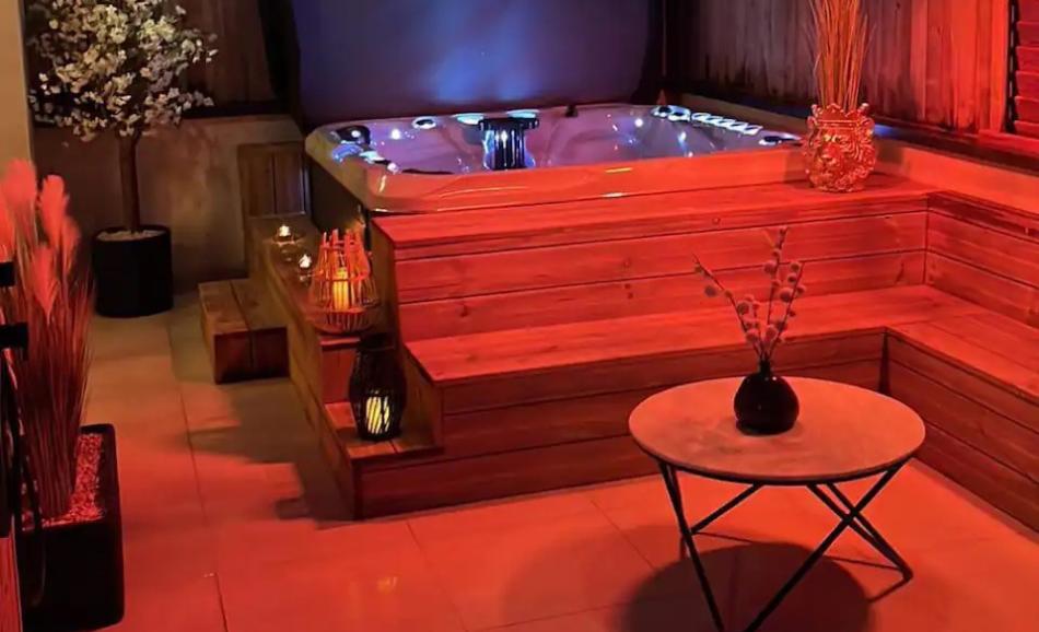 Au Coeur du spa le gite Harmonie une loveroom avec spa privatif à Calais