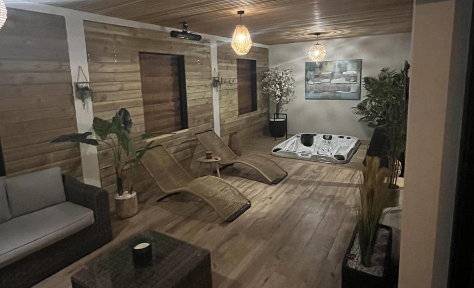 Au Coeur du spa le gite Sérénité une loveroom avec spa privatif à Calais