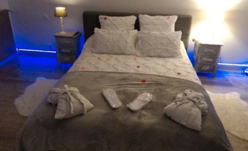 la chambre romantique Ecrin d'Amour love room en Dordogne