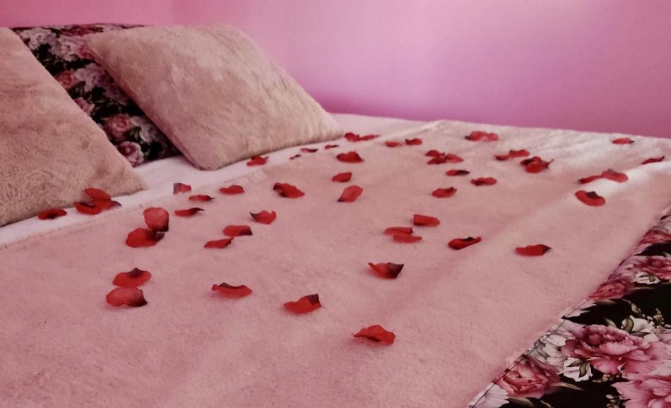 Gondole du Plaisir loveroom La Rochelle décoration romantique sur le lit