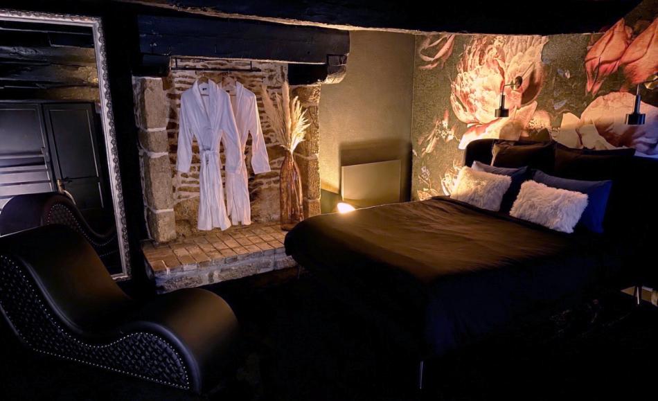 L'écrin une loveroom à Guingamp avec fauteuil tantra