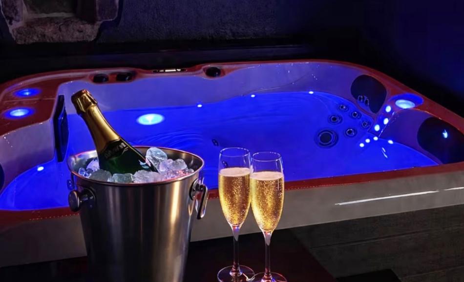 L'écrin une loveroom à Guingamp avec jacuzzi privatif