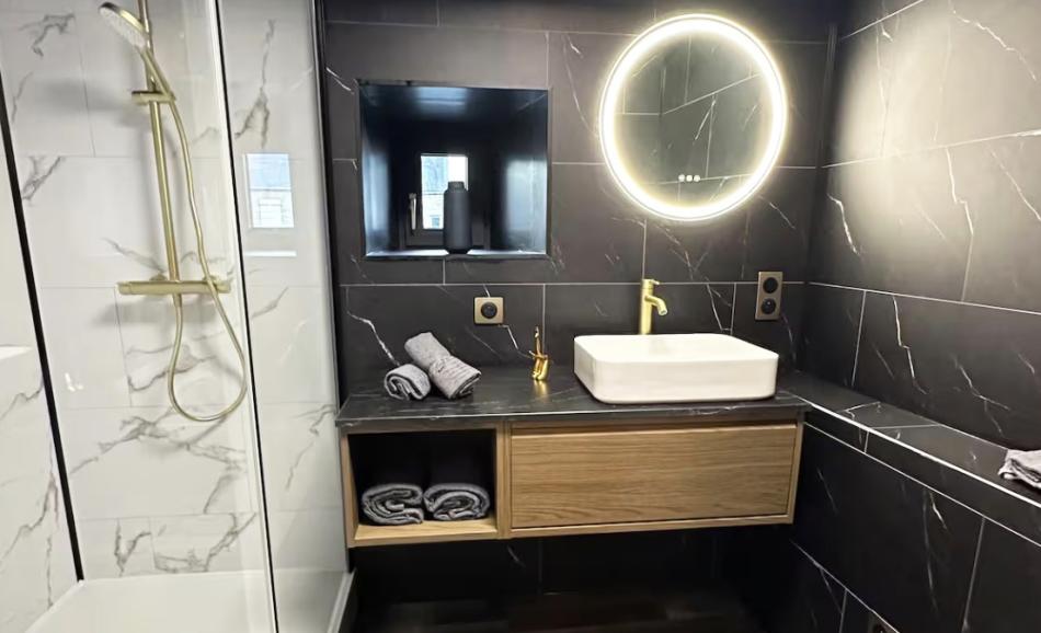L'écrin - loveroom à Guingamp - salle de bain moderne