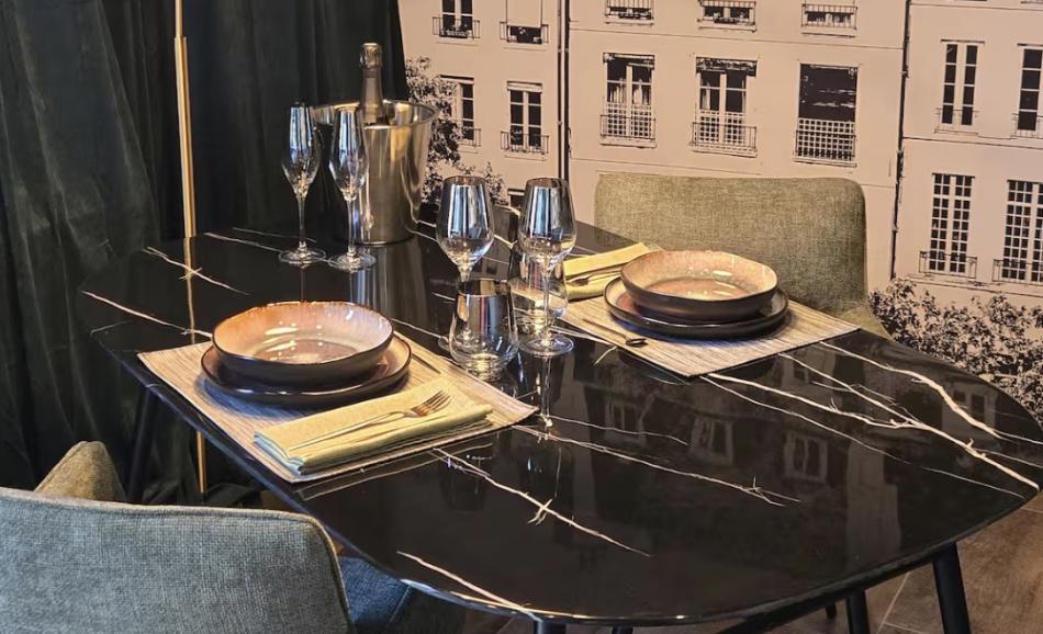 L'écrin - love room à Guingamp - table en marbre