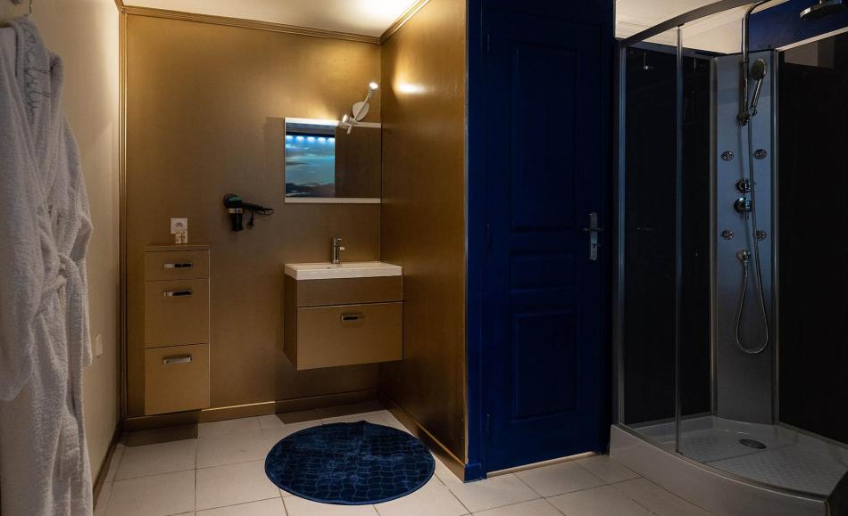 L'Hacienda la pharaonne salle d'eau avec douche décoration égypte