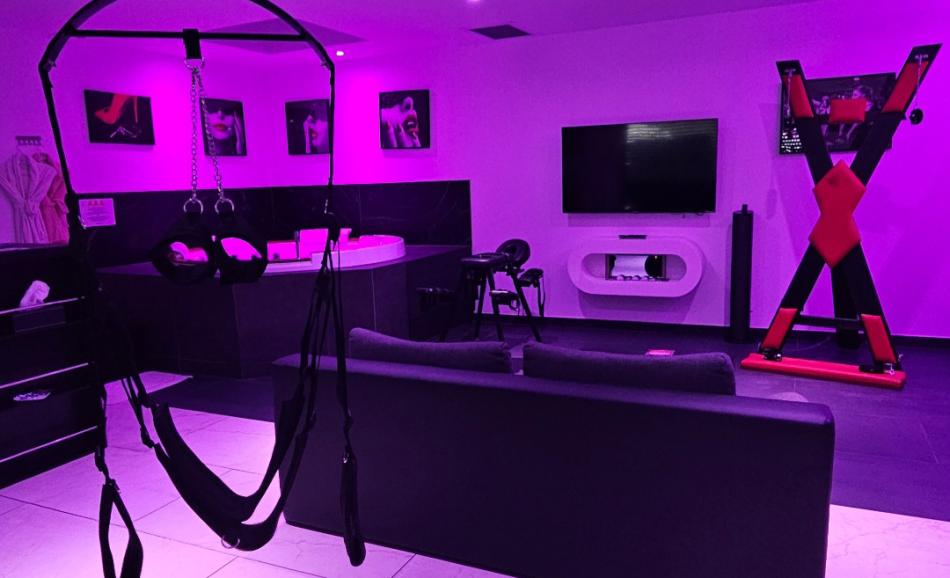 L’Olympe des Sens loveroom avec balançoire suspendue
