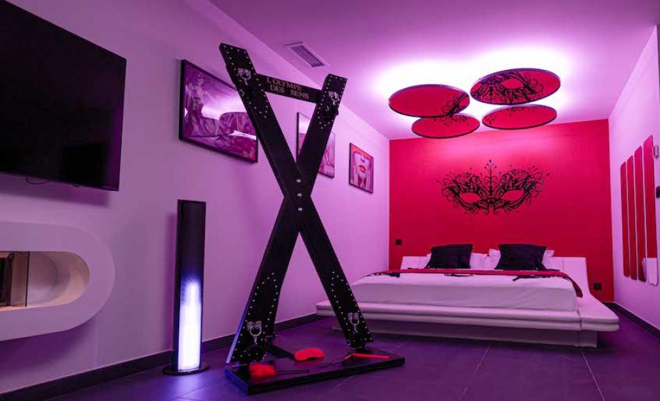 L’Olympe des Sens loveroom avec croix de saint andré