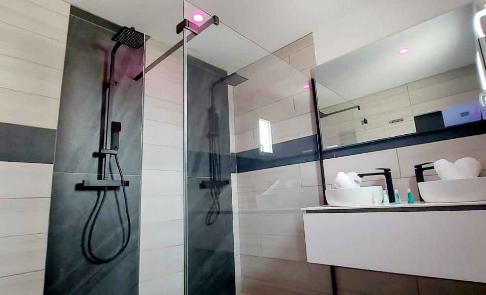 L’Olympe des Sens loveroom avec double douche cocooning
