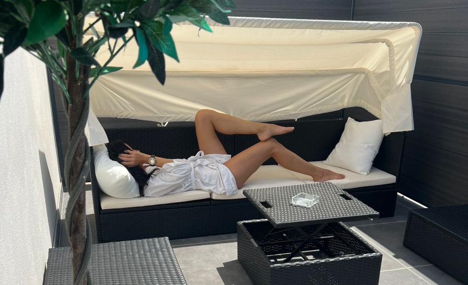 L’Olympe des Sens loveroom avec lit d'extérieur en Occitanie