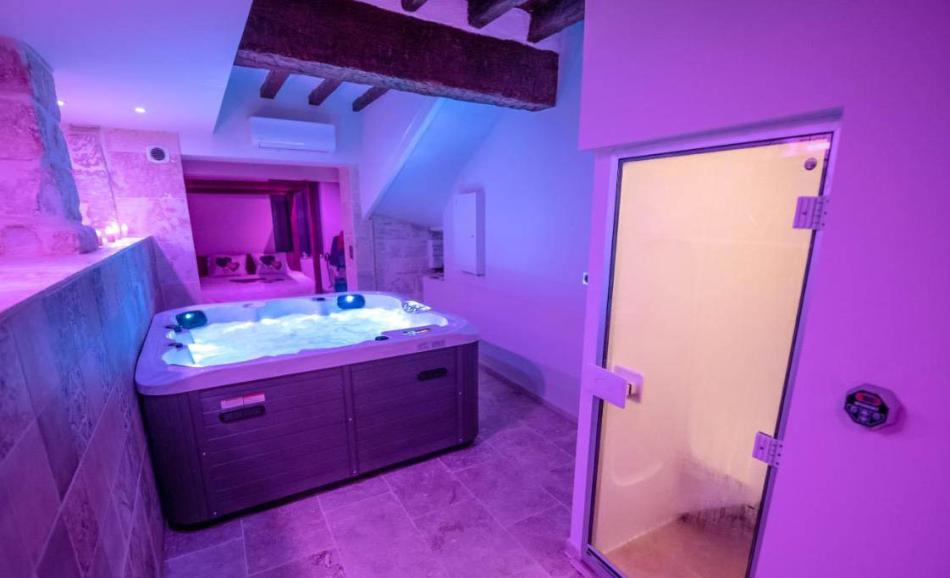 L'excellence love room avignon jacuzzi couleur violet et hammam