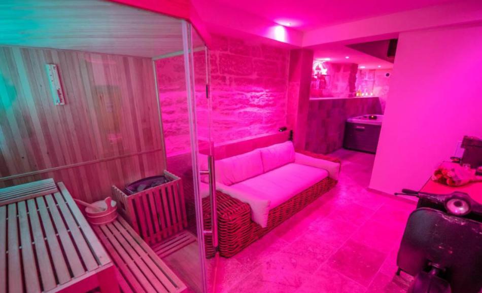 L'excellence love room avignon jacuzzi et sauna couleur rose