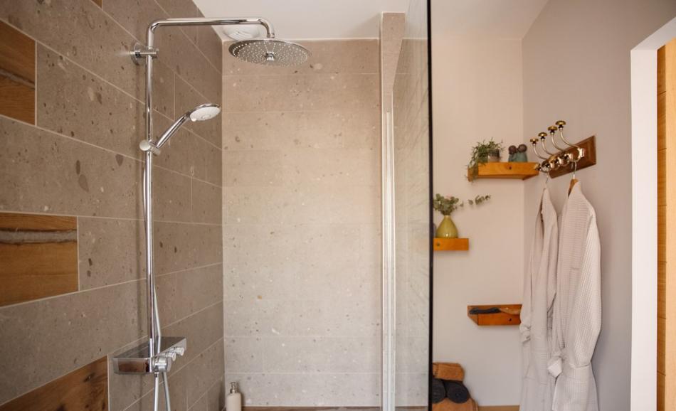 La Parenthèse gite avec spa en Bretagne douche avec banc