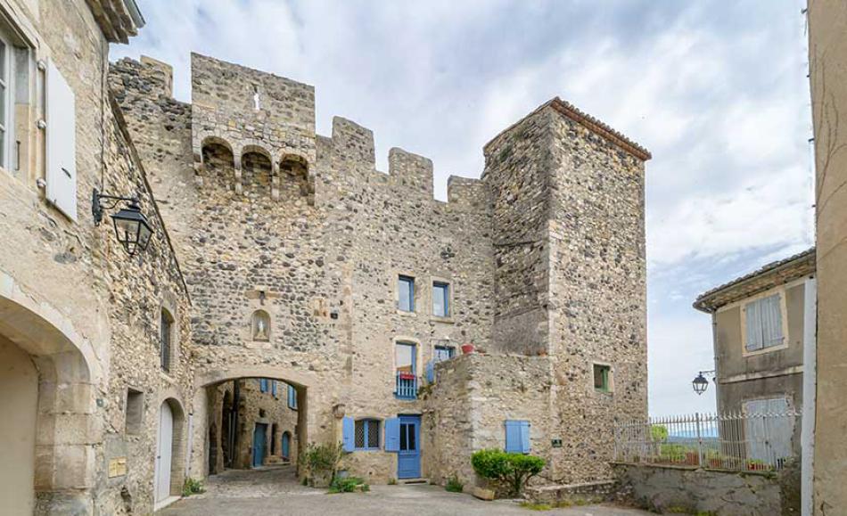 La Tour des Remparts chambre avec jacuzzi privatif en Ardèche