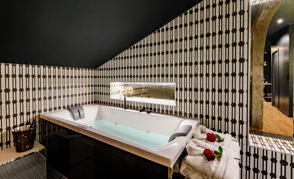 La Crypte du Désir - Loveroom romantique en Alsace avec jacuzzi privatif