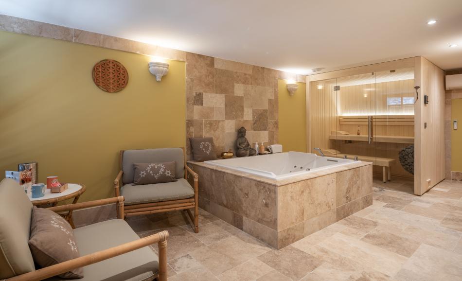 Le Cellier & Spa : loveroom avec spa privatif en Isère