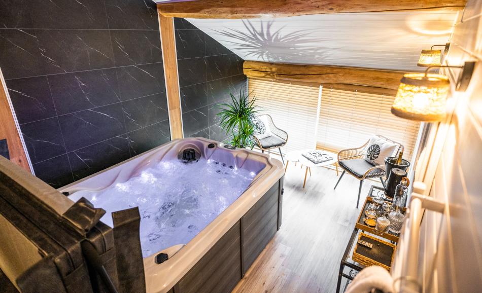 Les Charmes du Lac love room à Poitiers avec jacuzzi