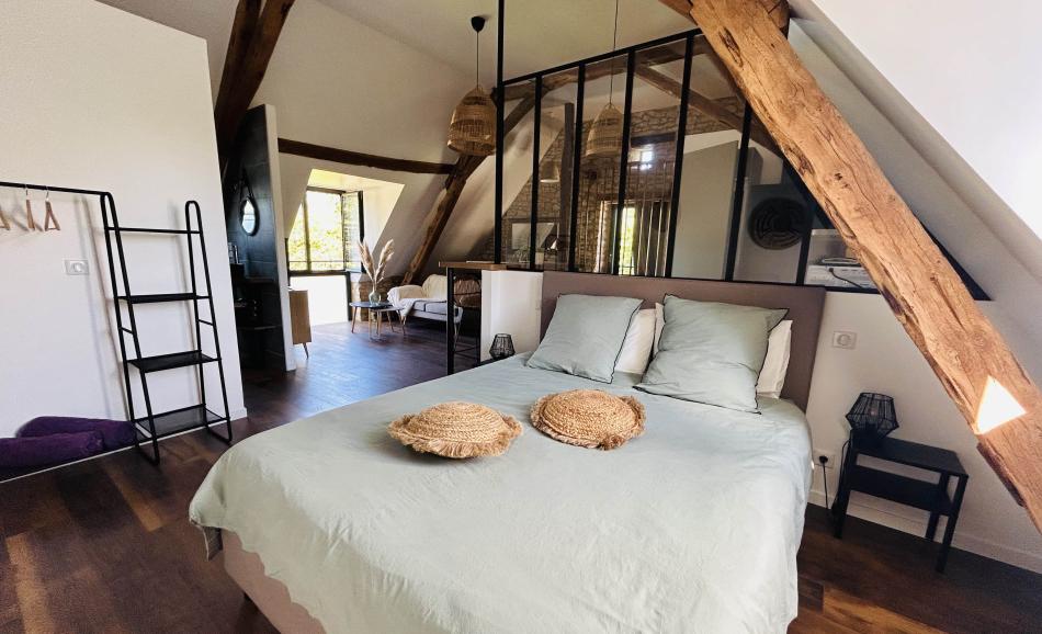 Les Noyers de Gaudelle - chambre avec poutres apparentes gîte romantique Lot