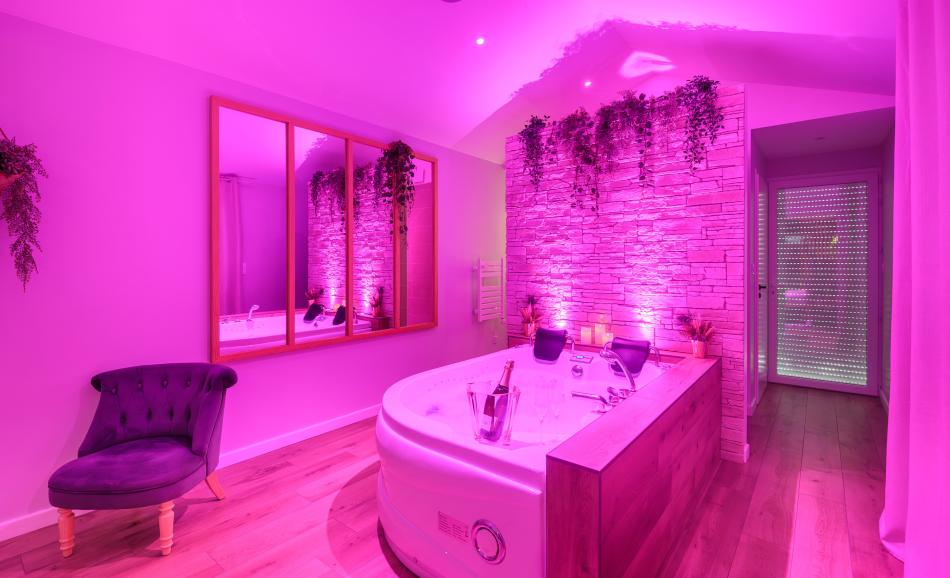 L'Essentiel love room pour une nuit romantique avec jacuzzi en Vendée